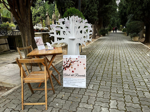 Árbol del Recuerdo en Cementerio de Logroño Con motivo del Día de Todos los Santos, el Cementerio de Logroño será el escenario de una actividad especial para honrar la memoria de quienes ya no están con nosotros. En este sentido, Laura Rivas, ha subrayado que “queremos crear el Árbol del Recuerdo, un espacio dedicado a la memoria y al cariño que sentimos por nuestros seres queridos que han partido, para compartir un momento de reflexión y homenaje”. La iniciativa está abierta a toda la ciudadanía: se trata de construir juntos un árbol lleno de mensajes, donde cada palabra, cada recuerdo, aporte su granito de amor y nostalgia. Para participar es necesario: acercarse al cementerio y toma una tarjeta y un bolígrafo; escribir un mensaje en honor a esa persona especial y colgar la tarjeta en el Árbol del Recuerdo.